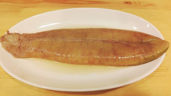 將魚卵置於盤內兩面均勻輕輕抹上鹽巴及倒入少許的米酒約醃製15分鐘