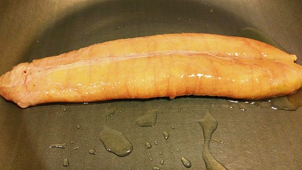 平底鍋置於爐上先不開火倒入一點點的油放入魚卵在開最小的火慢慢的煎