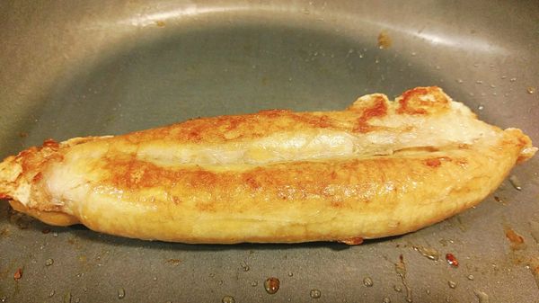 待鍋底面煎至香酥金黃色再翻面煎