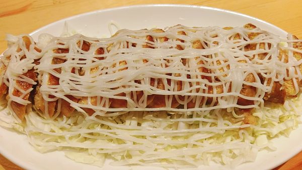 魚蛋煎熟取出放涼再切片狀高麗菜絲舖盤放上魚蛋擠上美乃滋即可完成美味上桌