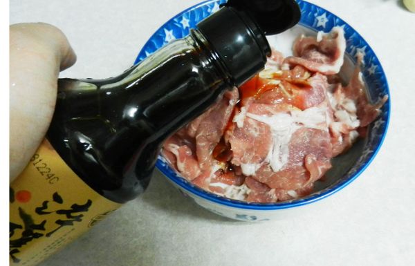 先醃肉 加入 淬釀醬油