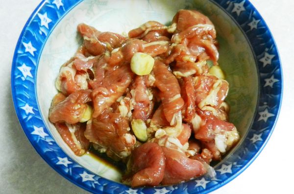 加入蒜頭~ 醃一下 (8分)