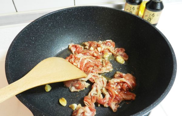 熱油鍋~少許油(我用苦茶油)