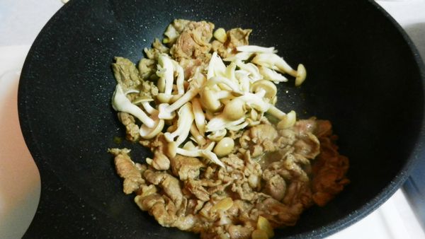 放入菇菇 再加點蠔油