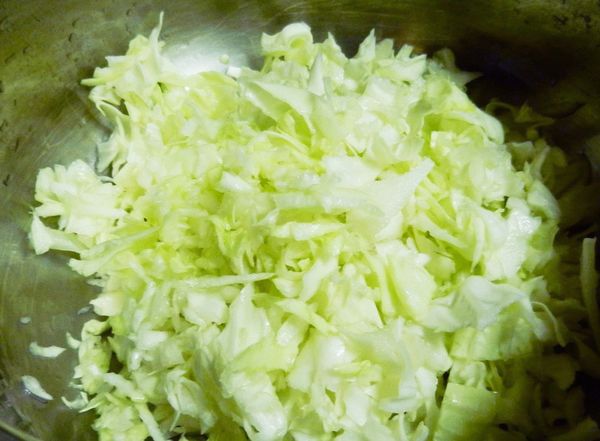 悶燒的過程中 邊切高麗菜絲
