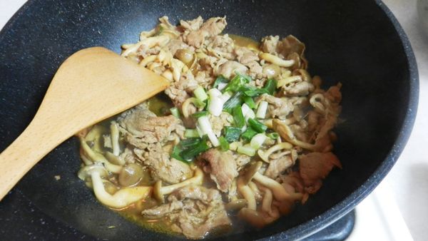 加入蔥花 起鍋前先滴幾滴 辣油 (可用可不用)