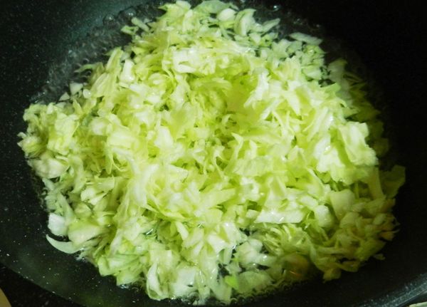 高麗菜絲 川燙馬上撈起 備用  ( 您也可以用生的高麗菜絲  口感更爽脆)
因為有小朋友要吃~我選擇先川燙