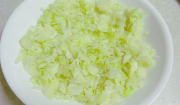 舖好燙過的高麗菜絲