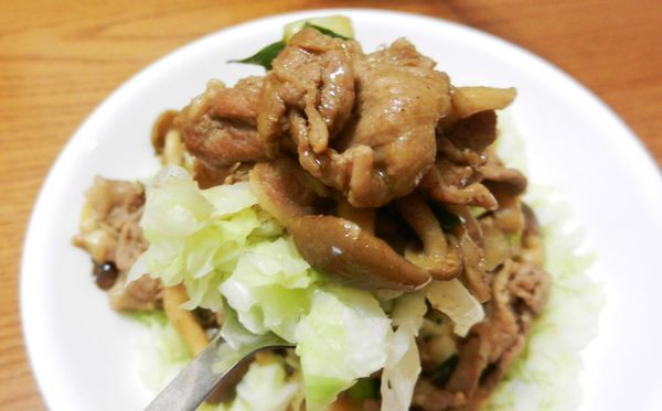 開飯囉~用湯匙~連同底部的高麗菜絲一起挖起吃~~清爽咧~~~