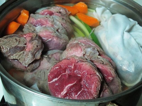 紅白蘿蔔和洋蔥切塊，薑切片，青蔥切大段，湯鍋裝水，將所有食材連同滷包放進去。