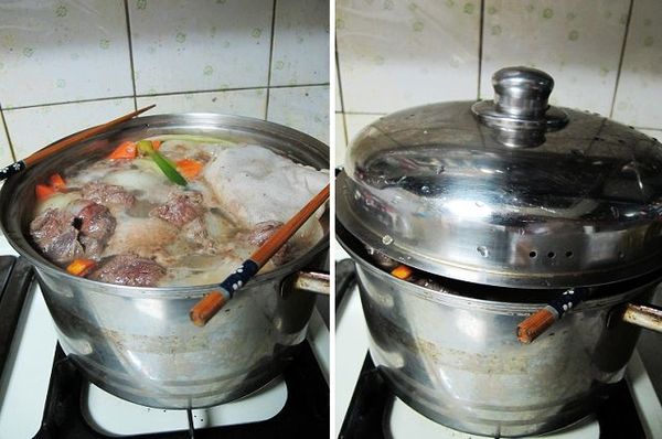 大火煮滾後，蓋上鍋蓋轉小火燉煮1小時。