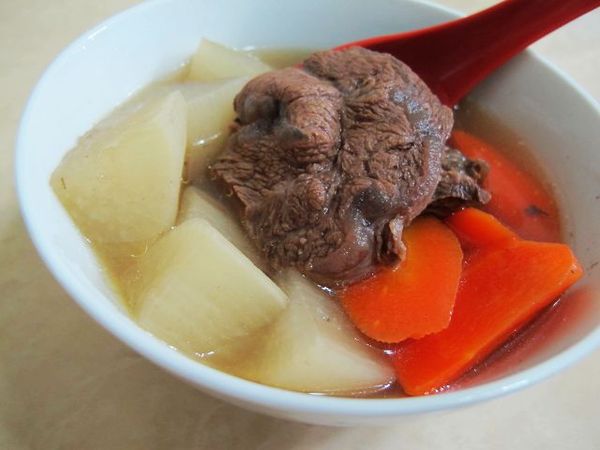 調味料起鍋前再加，好吃的清燉牛腩湯完成。