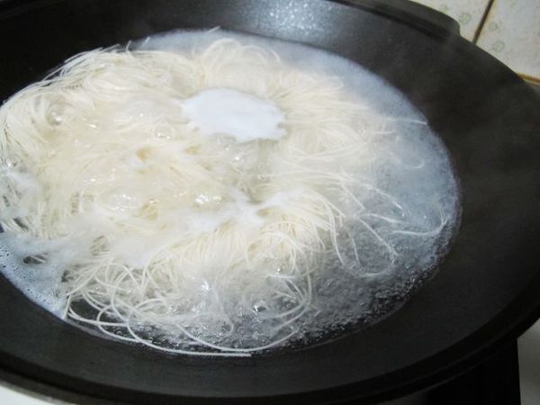 麵線另外煮熟後，撈起。