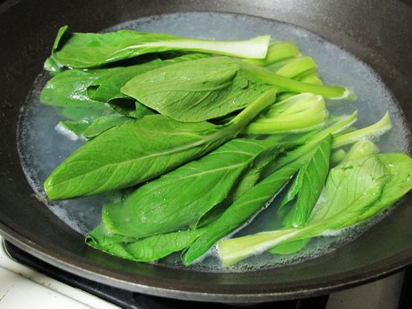 青江菜燙熟。
