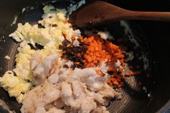 熱鍋炒蛋後, 在將蒸好的鯛魚/紅蘿蔔丁/黑木耳丁放入一同伴炒