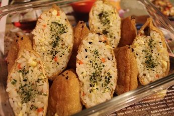 白飯以1杯米1杯水的比例煮好之後, 加入適量的壽司醋, 拌入香鬆. 可搭配豆皮壽司