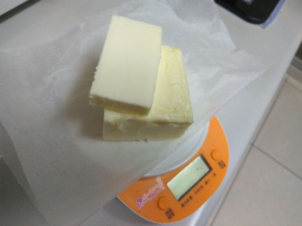 奶油室溫放軟後，切小塊