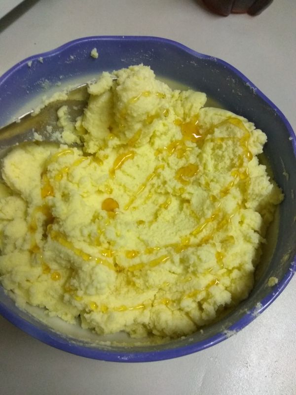 加入楓糖漿或蜂蜜，拌勻。 (若不喜太甜者，此步驟可省略)