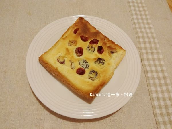 塗上一整片滿滿都是抹醬的奶酥厚片，超好吃的啦！