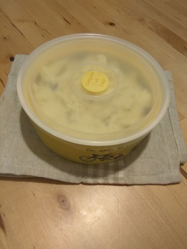 吃不完的奶酥醬放置在密封的保鮮盒裡，冰冷藏可存放約一週；冷凍可保存約一個月。要吃的時候再拿出來稍微退冰一下，放軟後就可以塗抹囉～