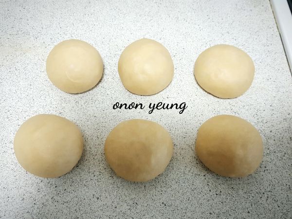 第一次發酵完畢後，取出用手壓下去擠出氣體，然後分割成每個約80克的小糰，滾圓。靜置15分鐘。