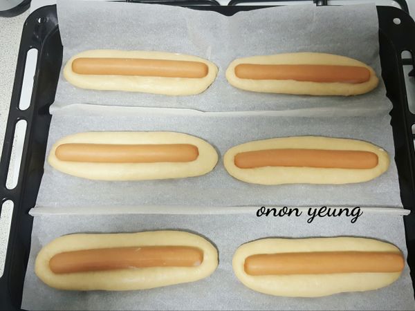 整形後將麵糰再次進行發酵 35 分鐘，注意要視乎天氣濕度去調整時間喔！發酵完後，在麵糰上並掃上蛋液。