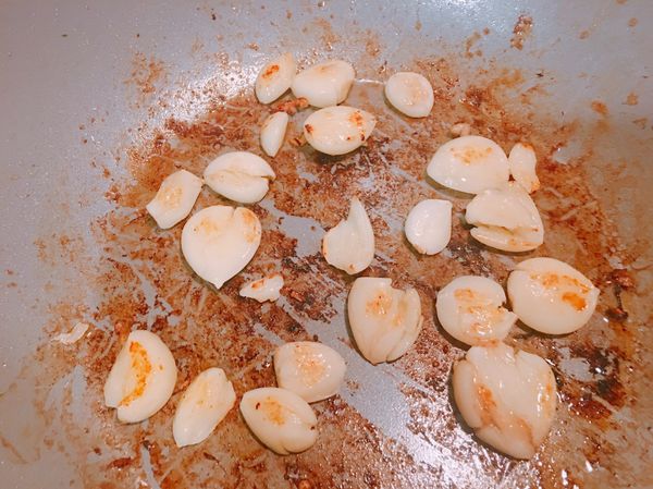 ➡️雞肉煎好之後同一鍋把蒜頭下去煸到金黃色