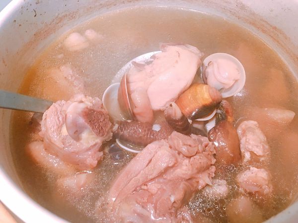 ➡️好了之後加入蛤蜊煮開，試味道調味（鹽/味精），我只加了蛤蜊本身有鮮甜其他就沒有額外放了喔