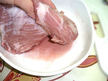 松阪豬肉加入醃料中,用手抓均勻約5分鐘後靜置入味(最少10分鐘)