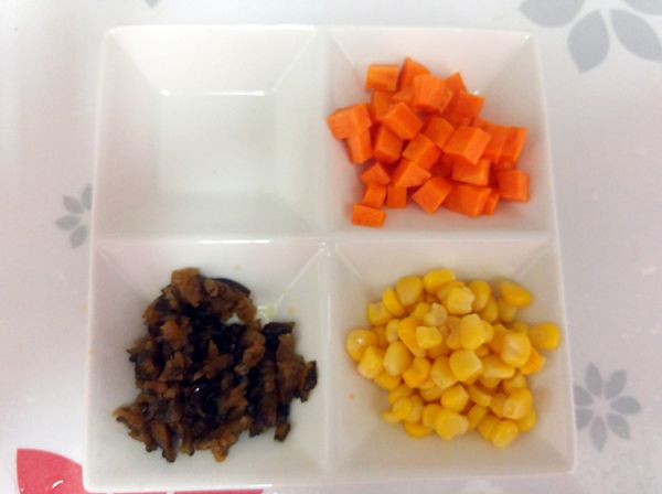 1.紅蘿蔔去皮後，切成小丁狀。
2.脆瓜切成細末
3.玉米粒瀝乾水份