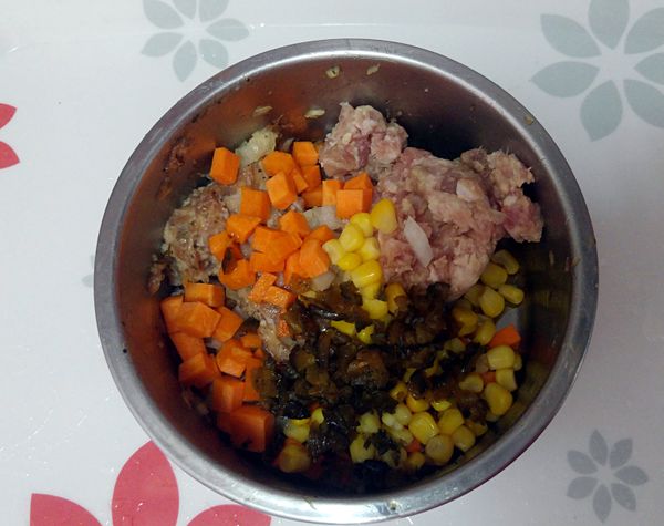 將所有食材混合一起，摔打至有黏性。