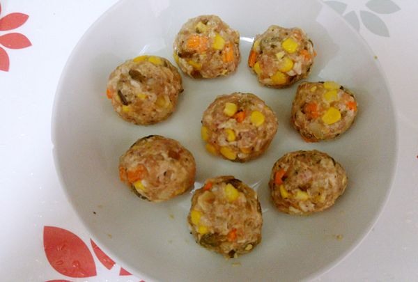 捏成適當大小的肉丸子，放入電鍋蒸熟，外鍋一米杯水。