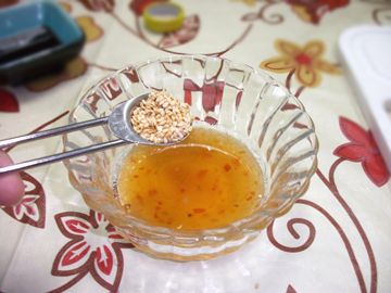 將雞醬與白芝麻混合