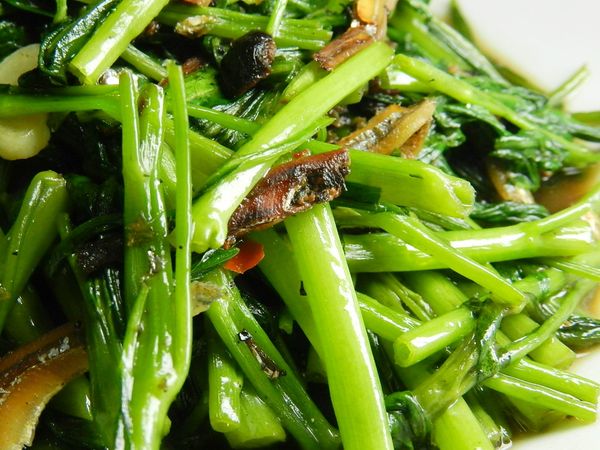 再下空心菜快炒，並加入2大匙水，不需要再調味囉~