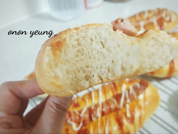 放半盆水防止烤箱濕度過低，烤約20分鐘至表面呈金黃色即可。每個烤箱的溫度有差，烘烤時間可能有異。出爐後，加上美奶滋和蕃茄醬即成。