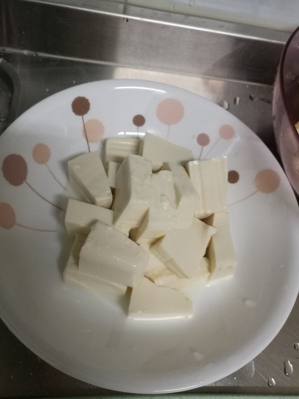 豆腐切塊舖盤底疊金字塔型（最好是深盤，出水比較不會溢出）。