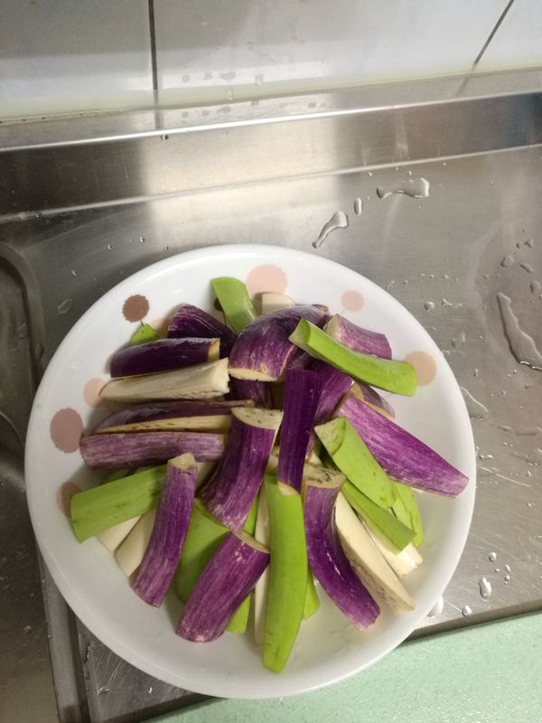 茄子依序舖上豆腐排好。