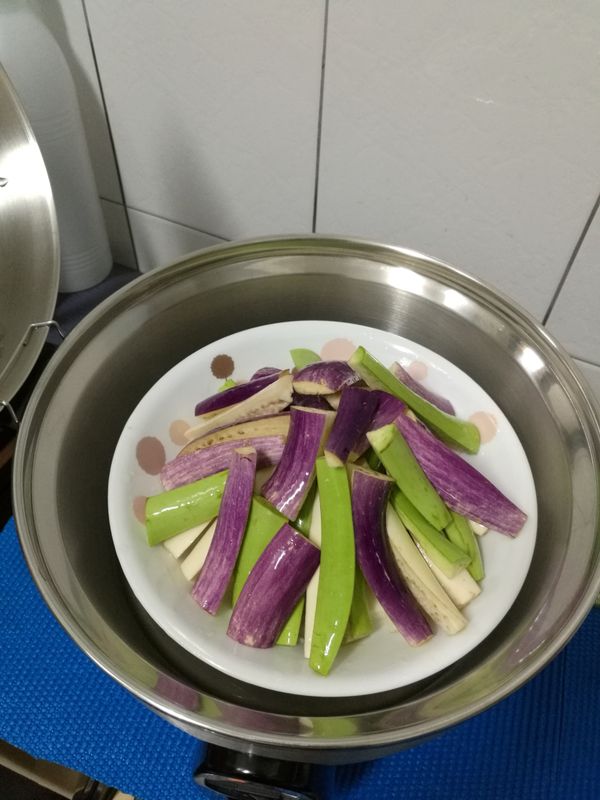 大同電鍋外鍋半杯水～2／3杯。放入蒸架，按下開關微滾後放入茄子豆腐蓋蓋子蒸。