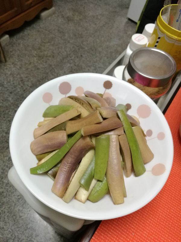 待茄子豆腐蒸好倒掉多餘水分（用電鍋會出蠻多水的）,調整一下外觀。