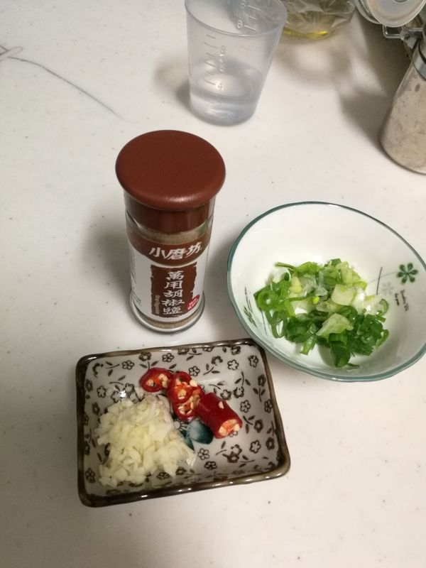 備料:瘦茄子切1／2條狀（我家是胖茄子切1／4）泡鹽水備用。蒜末，蔥花。辣椒丁