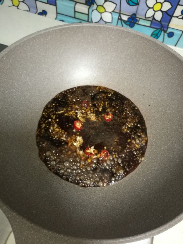 醬汁: 另起一鍋少油爆香蒜末，辣椒，加入醬油，少量水，煮一下加入胡椒粉適量，小滾熄火。