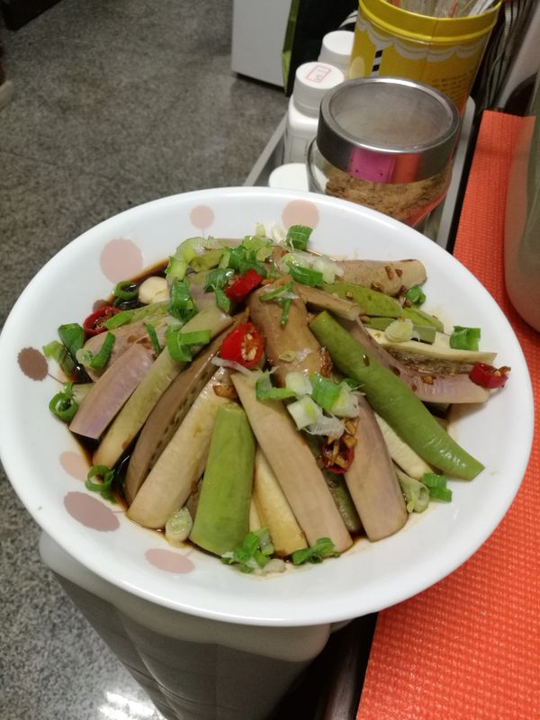 淋上剛煮好的醬汁，灑上適量蔥花。