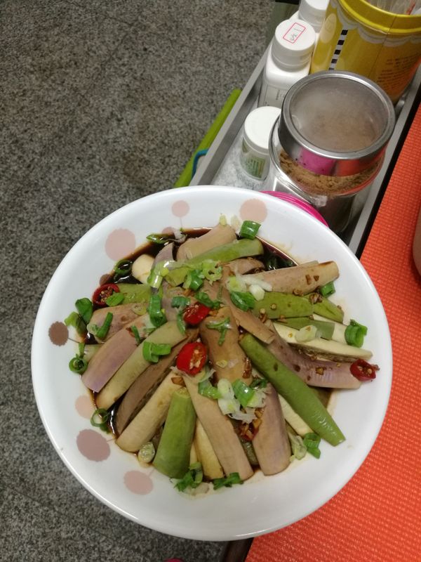 不加豆腐直接蒸茄子調味一樣也不錯吃。不過醬汁重點比較有味。必竟是蒸的。另外我家茄子都自種的長的短胖。