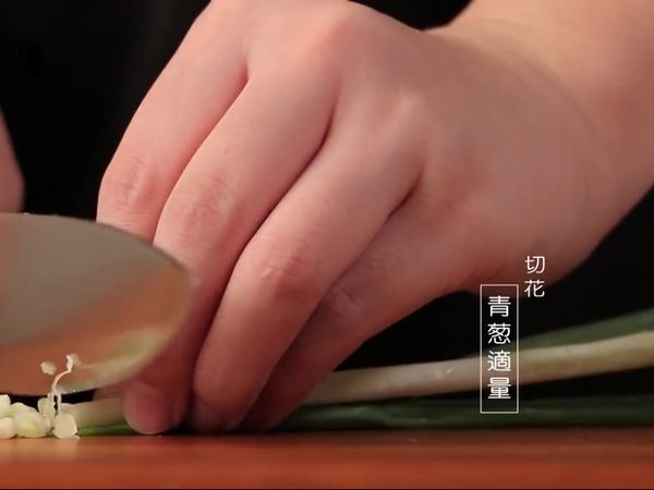 培根切丁 （適量）
和 青蔥切花 （適量）
培根切不了丁 切小就好
