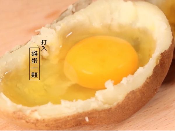 打一顆蛋
並在裡面撒上 剛切好的
培根 和 青蔥