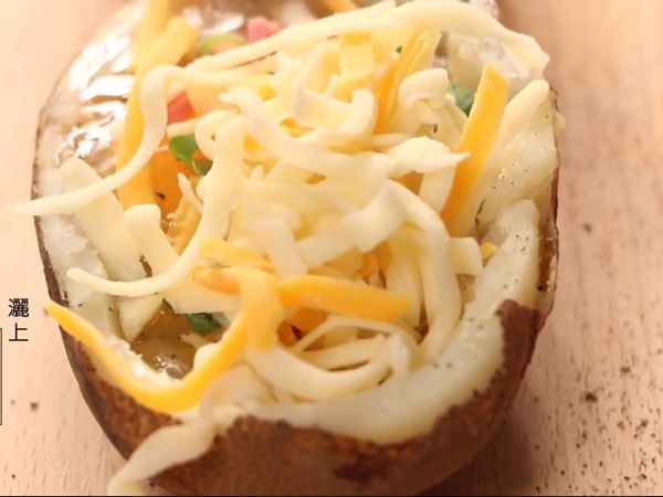 再來撒上少許黑胡椒
撒完加上乳酪絲