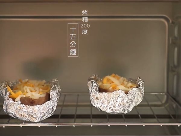 放入烤箱 烤箱調成200度
並設定15分鐘