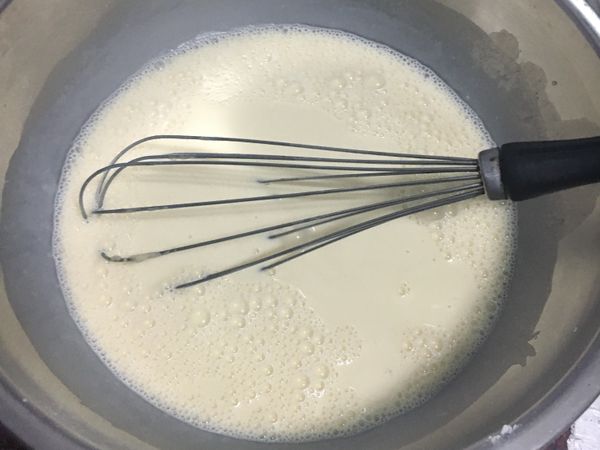 把麵粉、砂糖、鹽全部攪拌均勻，再把雞蛋、牛奶放入攪拌，最後加入奶油，均勻後放入冰箱冷藏1-2小時