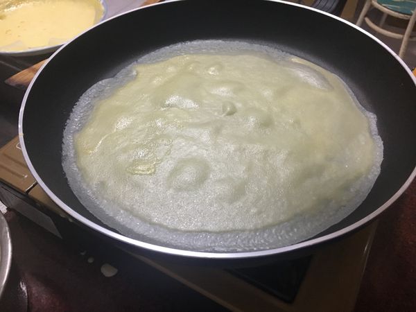 用平底鍋開始煎麵糊，應該是我鍋子太大只煎出15片，全程用小火，可以帶手套反面比較好翻，全煎完放著冷卻可以先做鮮奶油