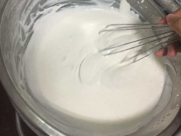 奶油、砂糖一併放入開始攪拌，到有固態出現，痕跡不會馬上消失即可